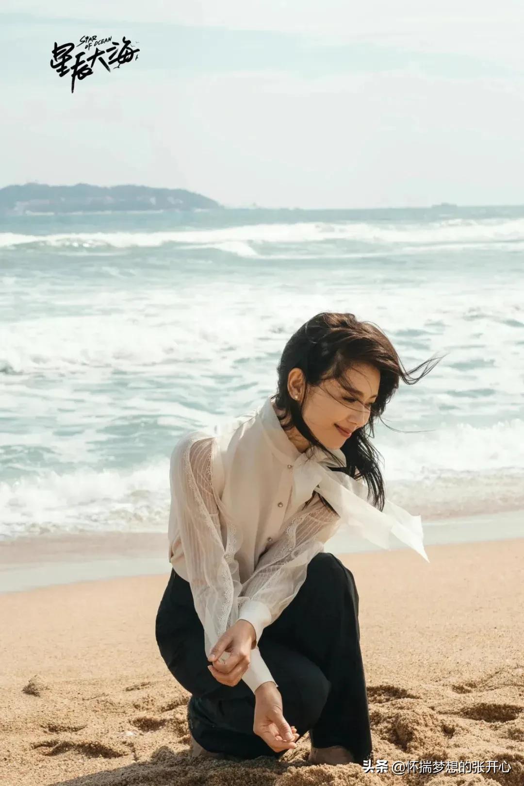 刘涛这张剧照堪称经典，斜肩衬衫配西装裤，长发披肩尽显温柔