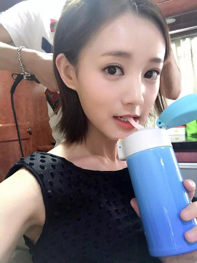 甜美可爱的李一桐