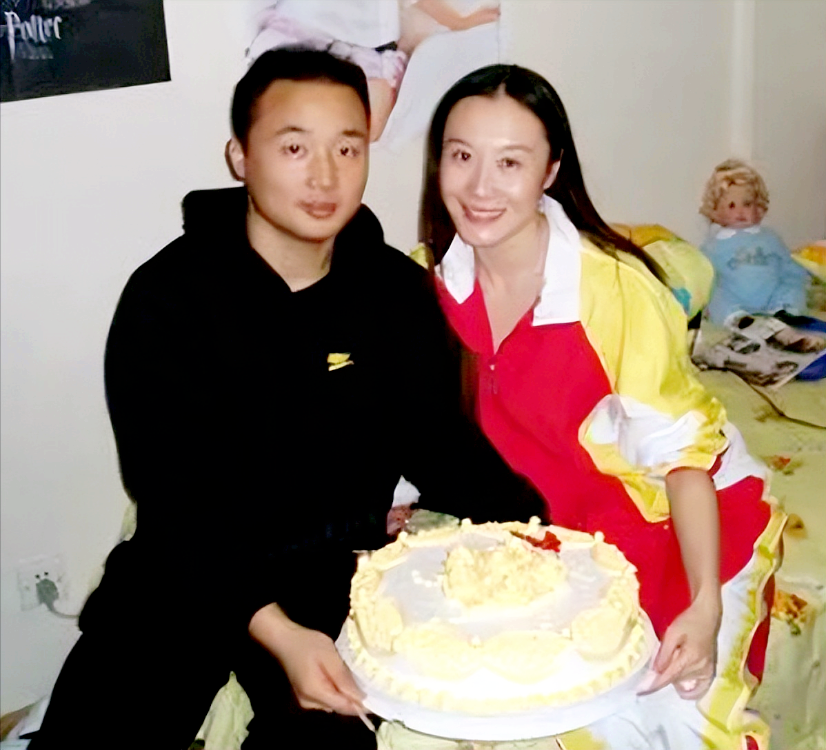 张军与胡妮胡妮1981年出生于山西,比张军小4岁.身高1.