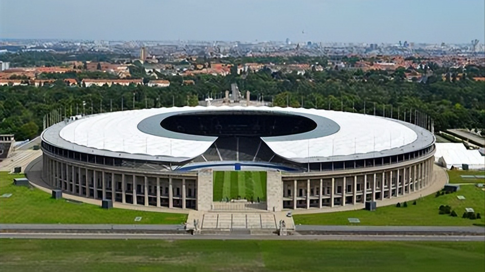 柏林奥林匹克体育场olympiastadion berlin从远处看,安联球场像巨大的