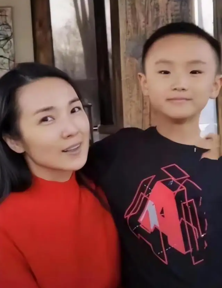 管彤：26岁进央视，41岁结婚，42岁当高龄产妇，今51岁被宠成公主