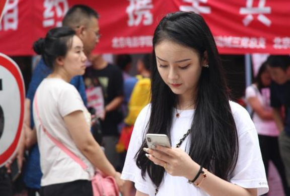 安徽一大学生火了，相亲对象是高中班主任，缘分来了怎么也挡不住