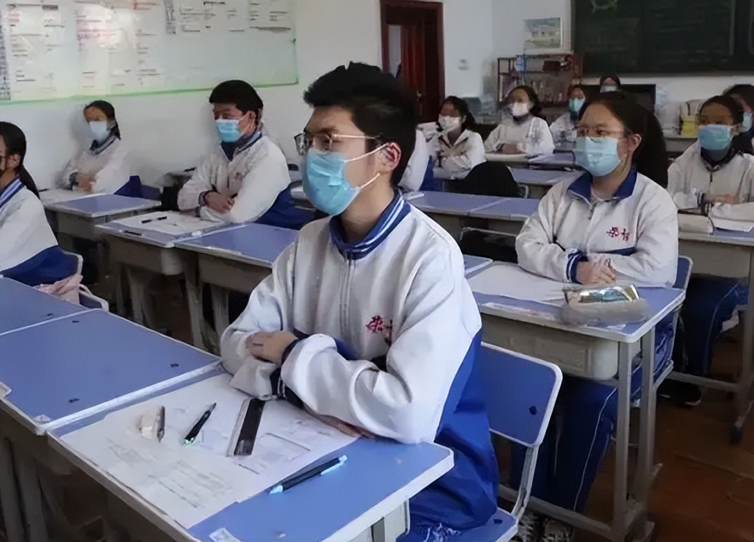 成都一中学男老师走红，长相极具“少年感”，网友：现实版余淮