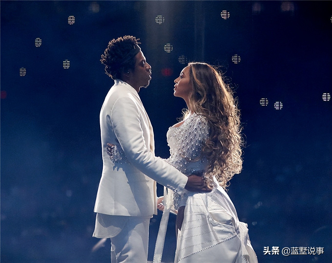 他们是美国情侣歌手，被称为“现代爱情故事的缩影”