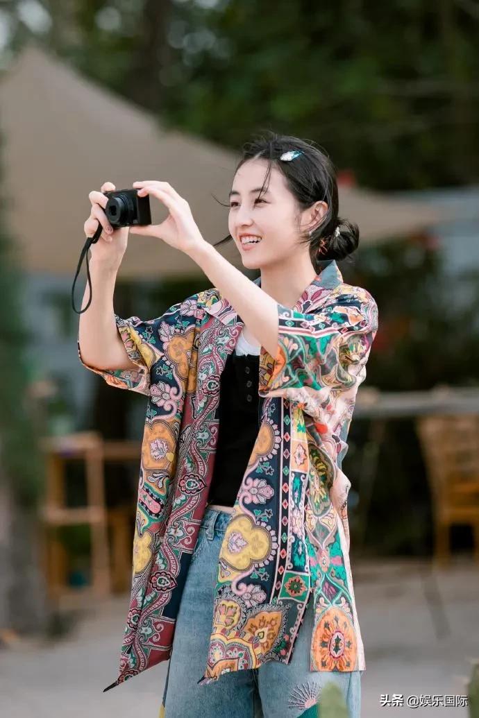 张子枫近照状态好 穿吊带双臂纤细锁骨明显