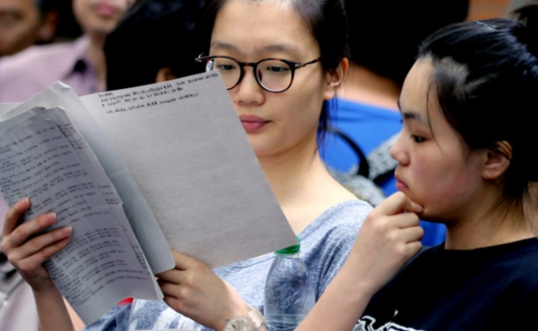 1张清华大学女生“背包照”走红，真正的“炫富”不是炫物质