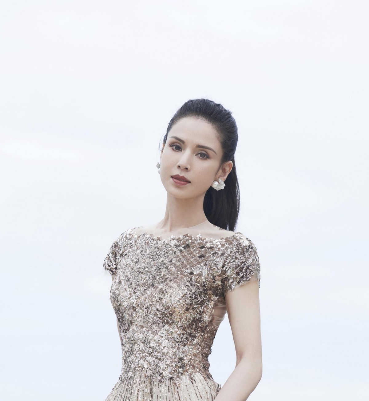 李若彤跟杨丽萍学跳舞，腰比对方还细，两人年过半百皮肤状态超好