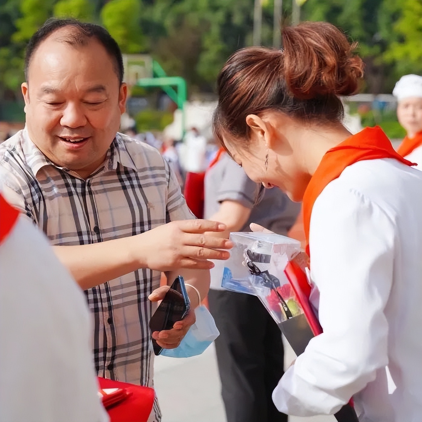 成都高新区中和小学开展“五一致敬最美劳动者”主题活动