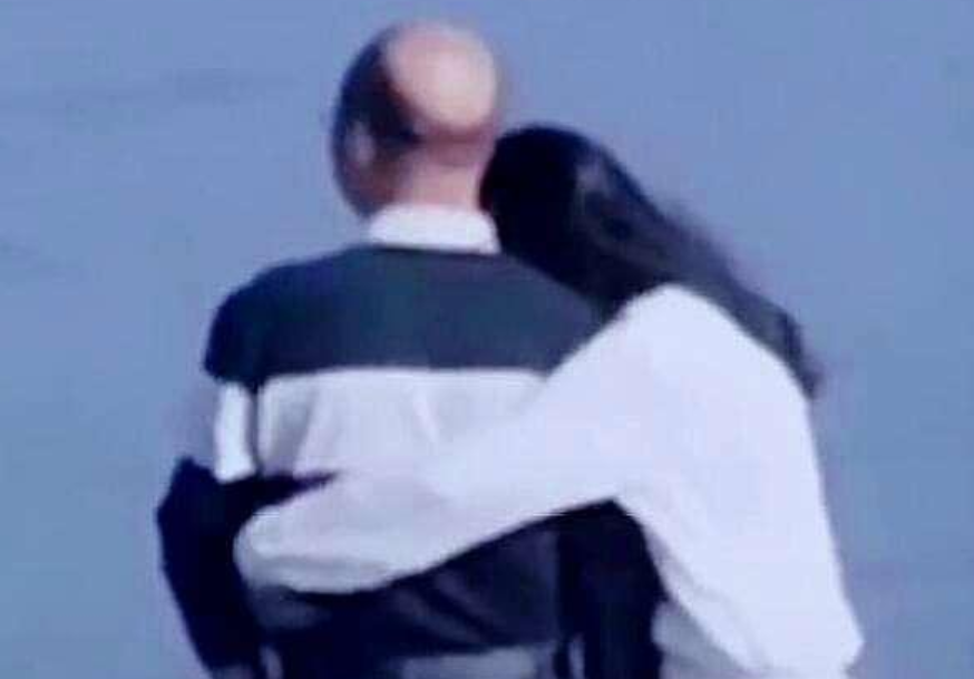 浪漫!一禿頂男子帶年輕女子海邊看風景,網友:老夫少妻正常生活 相親聯誼 第1張-戀愛小秘書-娜米 浪漫!一禿頂男子帶年輕女子海邊看風景,網友:老夫少妻正常生活 相親聯誼 第1張