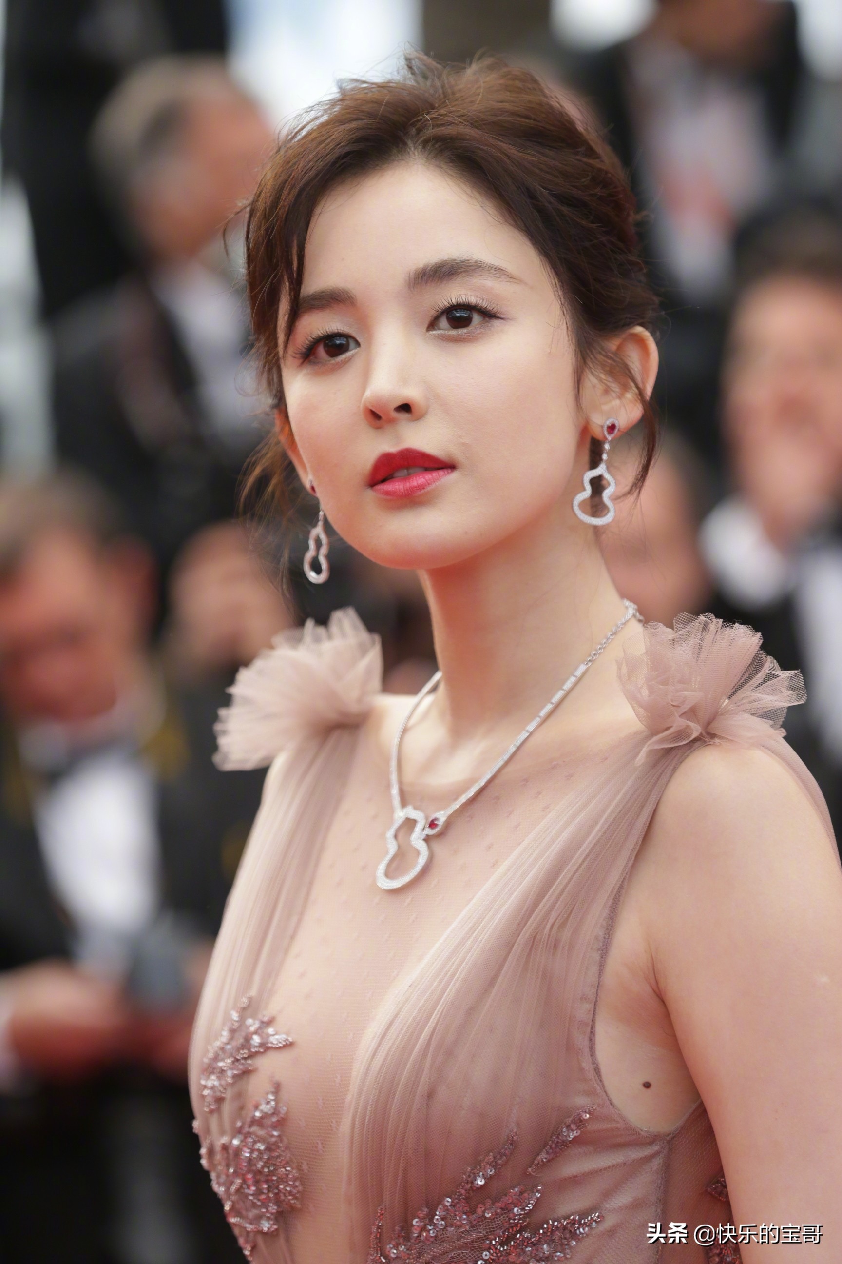 古力娜扎长裙走红毯，娜扎真的好美