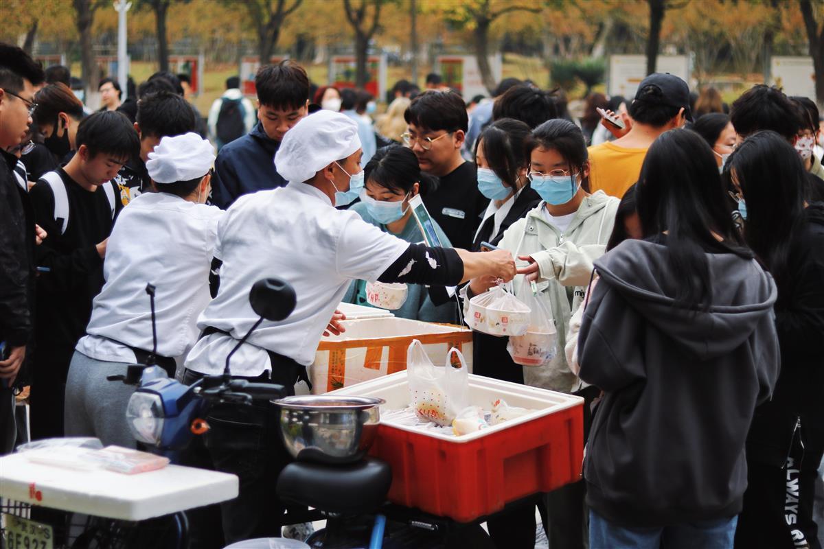 高校开设临时食堂，为师生提供暖心服务