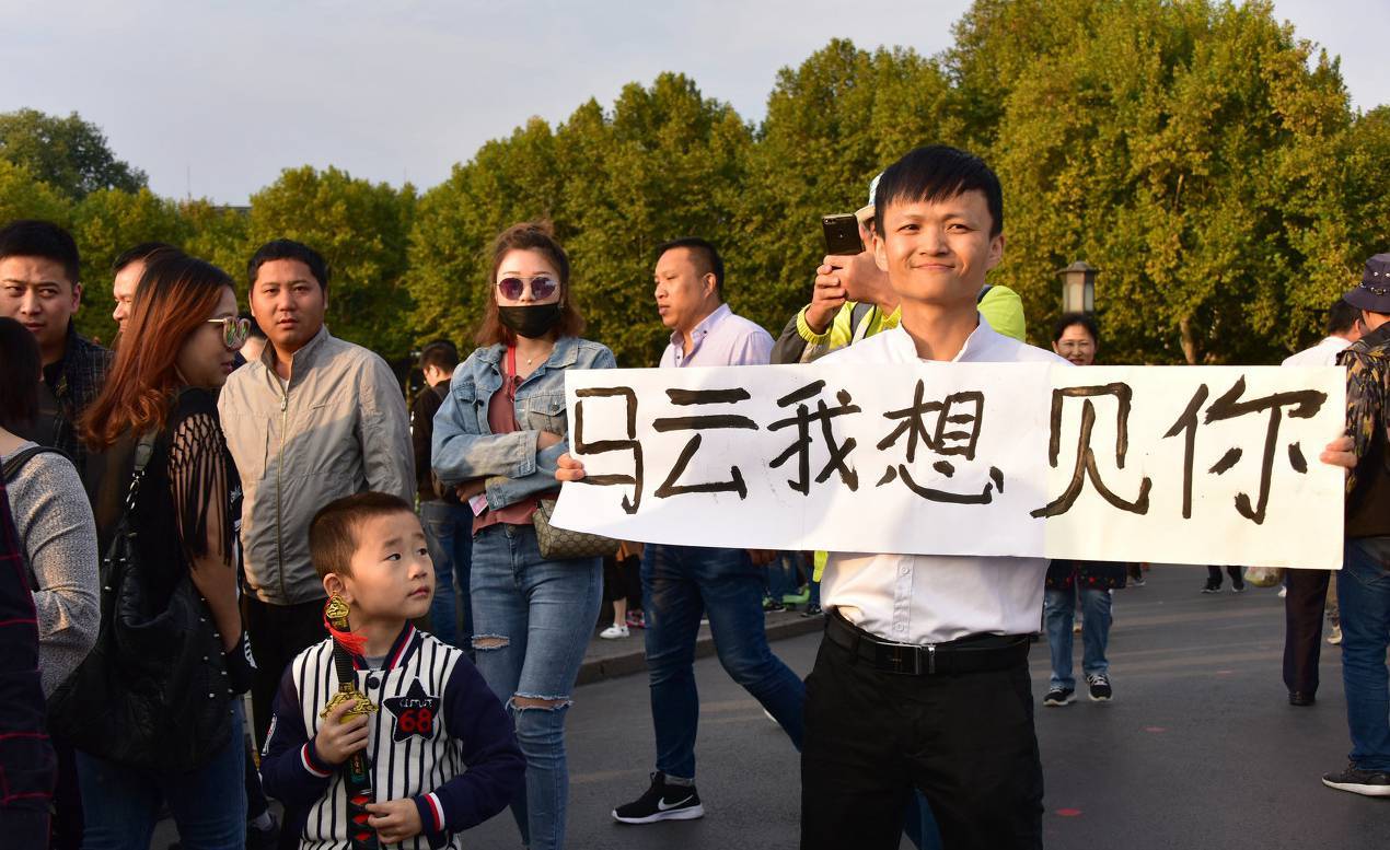 4年前，重庆小伙撞脸马云，为了见马云，在杭州边打工边包装自己