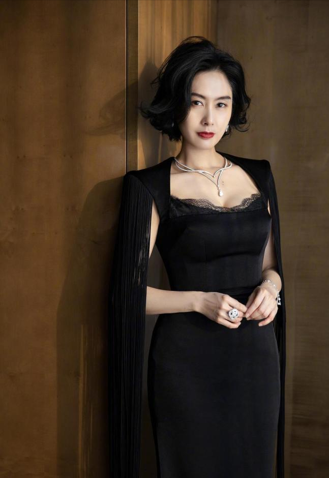 朱茵是不折不扣的冻龄女神，如今步入中年依旧风韵犹存