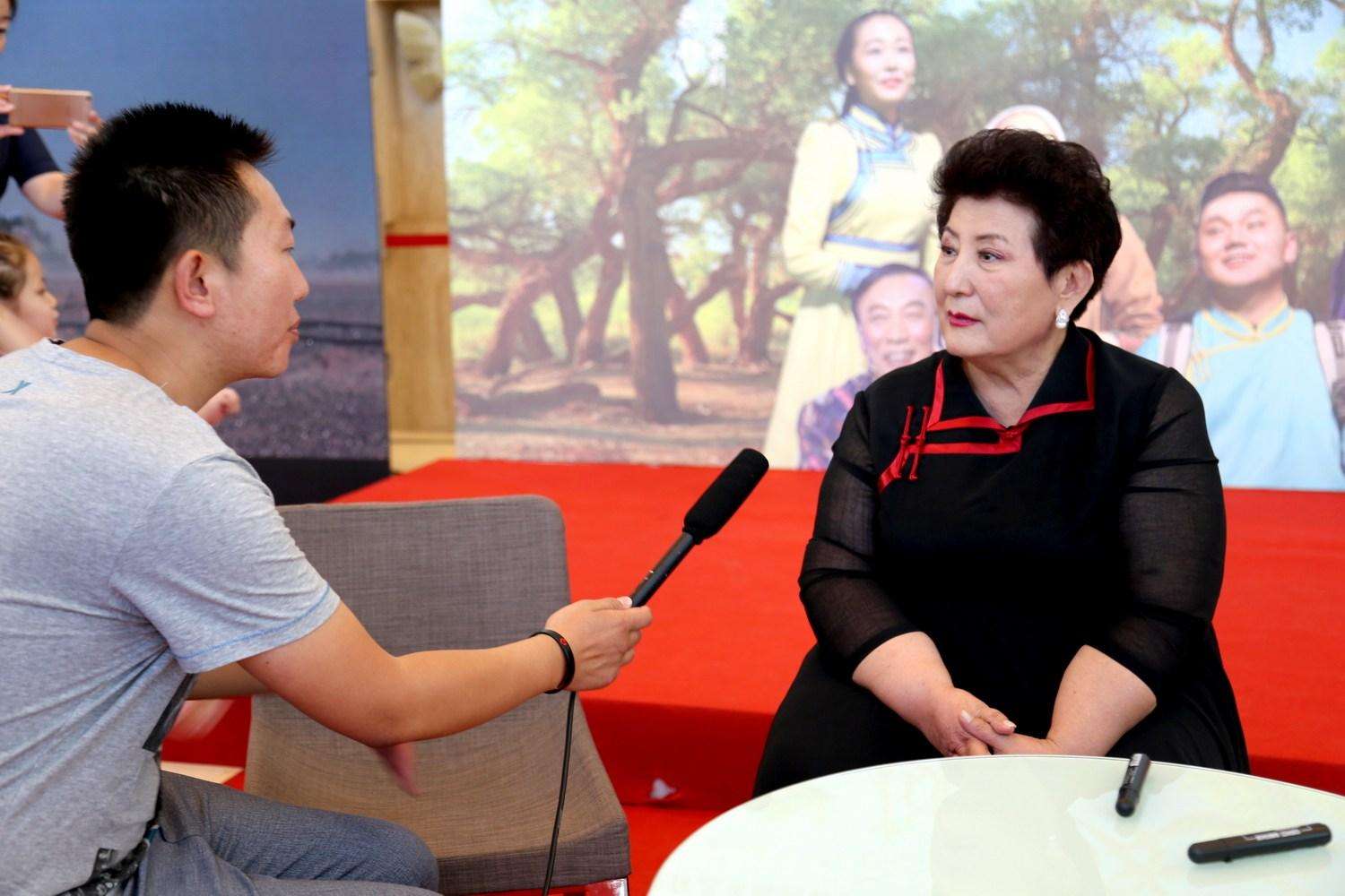 德德玛之子马克塔勒：心疼脑溢血偏瘫的母亲，像爱妈妈一样爱继父