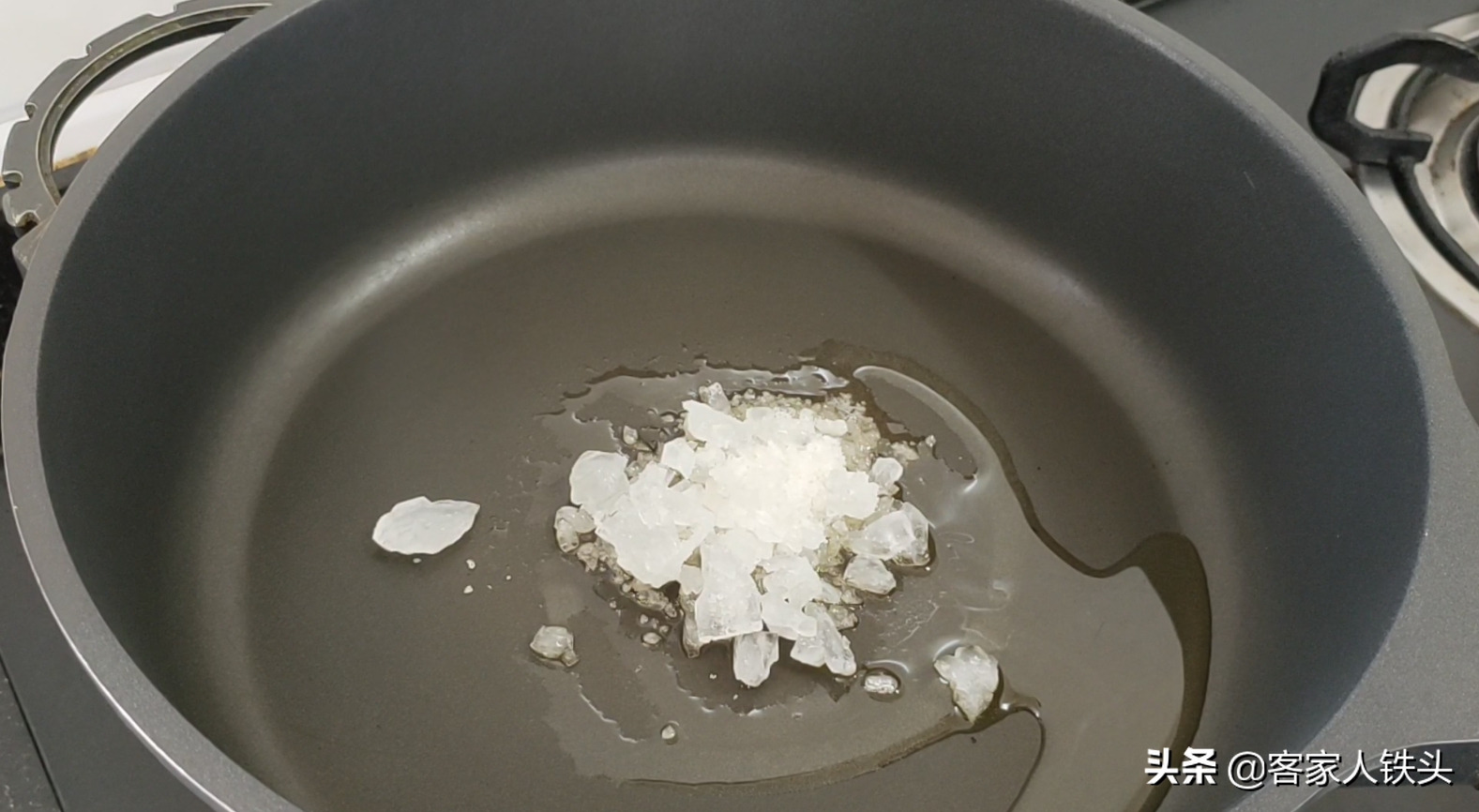 16块2斤五花肉，加1把树根，教你客家独特做法，一开盖香飘满屋