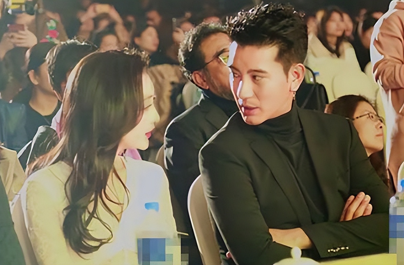 蒲巴甲和梁洁据悉是在剧组里认识的,两人曾有过合作.