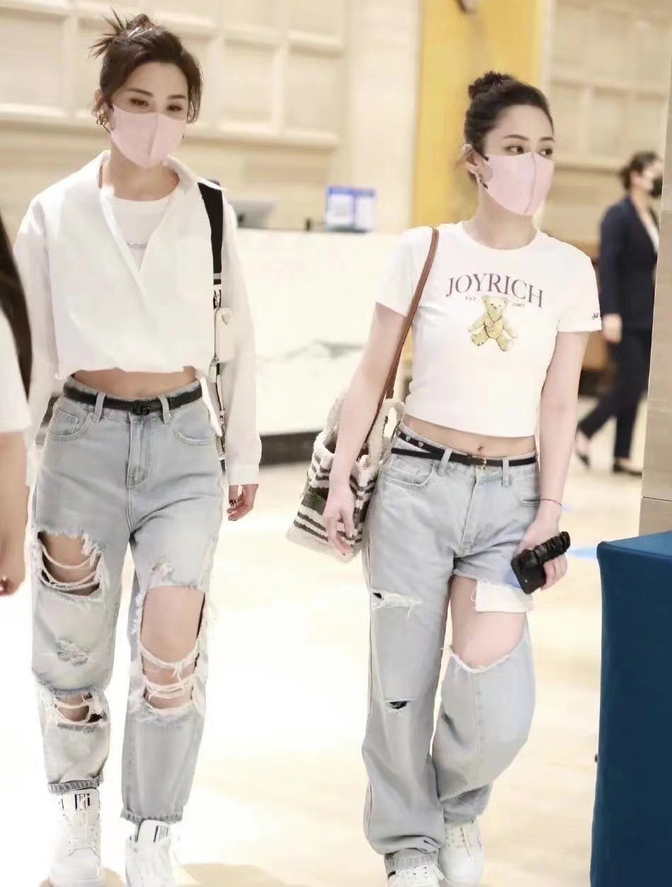 41岁阿娇瘦得太夸张！和阿sa一起现身大抢风头，穿T恤变美少女