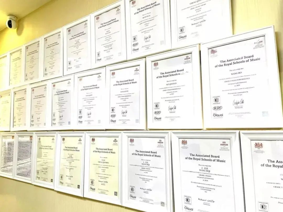 曾往钢琴里倒水的女孩，成了300个孩子的钢琴老师