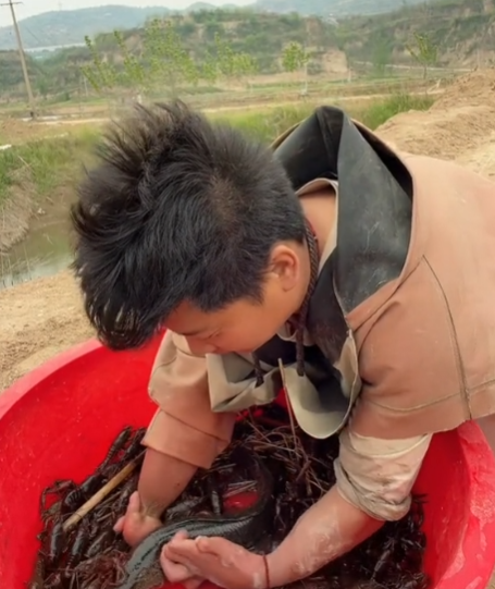 90后农村小伙撞脸张国荣，先天残疾被母亲抛弃，他都经历了什么？