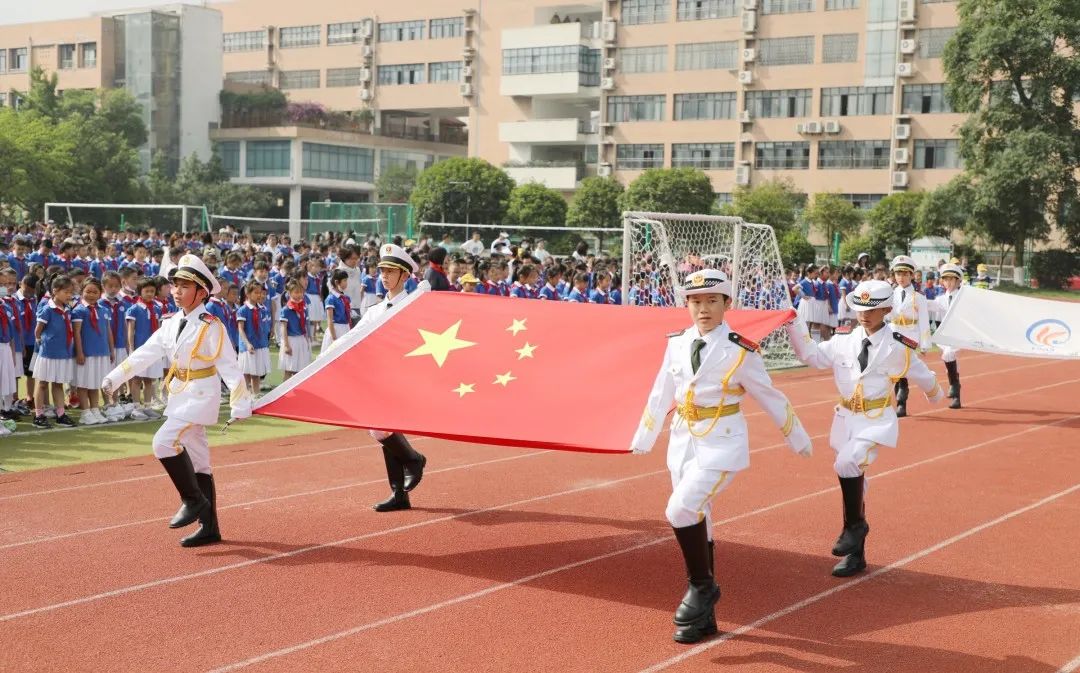 成都市双流区棠湖小学举行“交通安全主题”升旗仪式