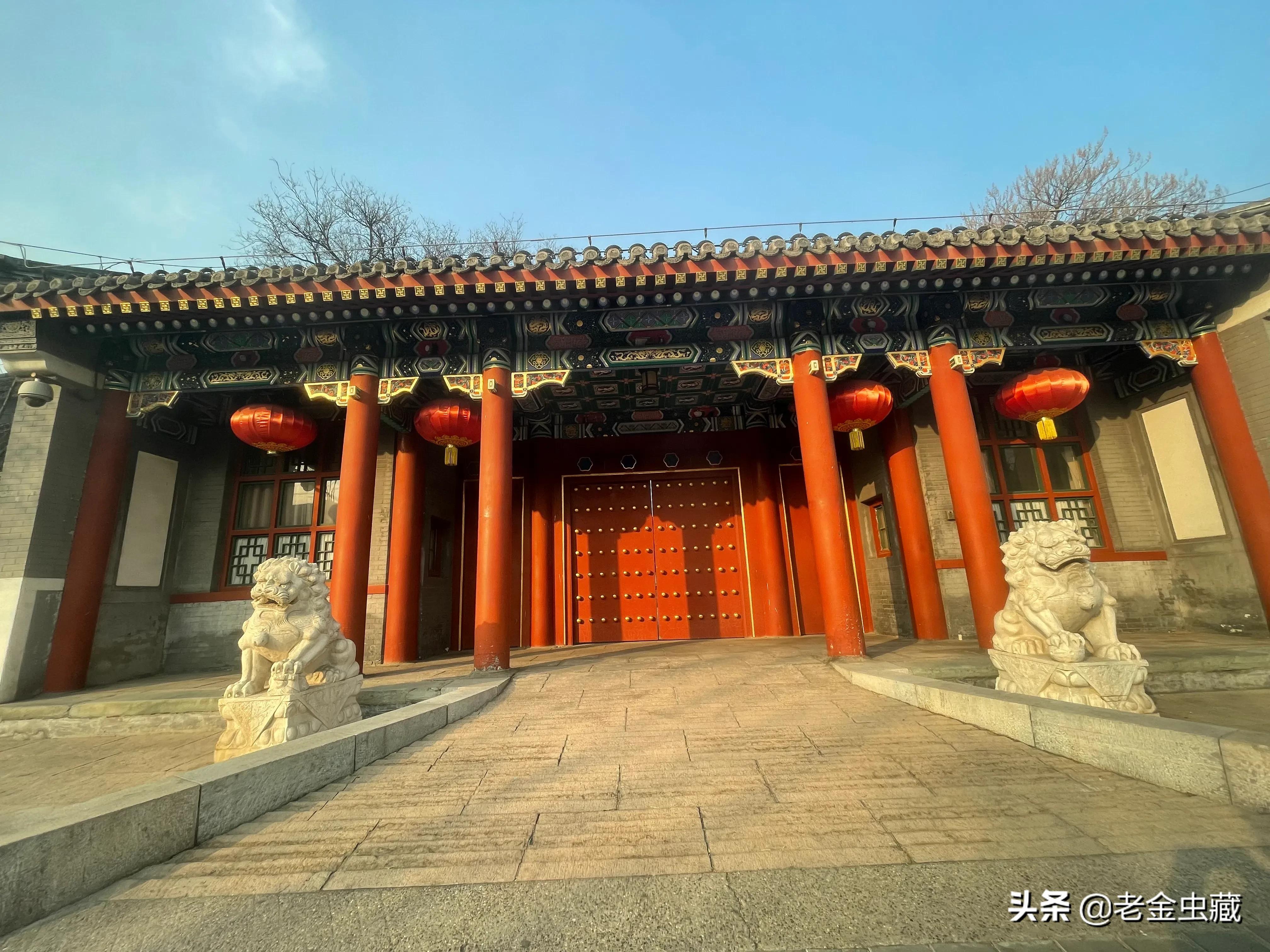 王府大门在胡同里相对较少,大部分在临主要街道的地方.