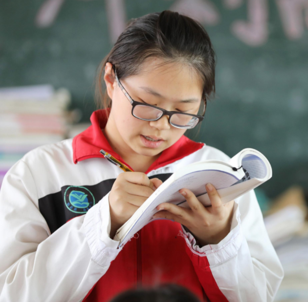 高考后才明白，普通班“鸡头”和重点班凤尾，差别可不仅仅是成绩