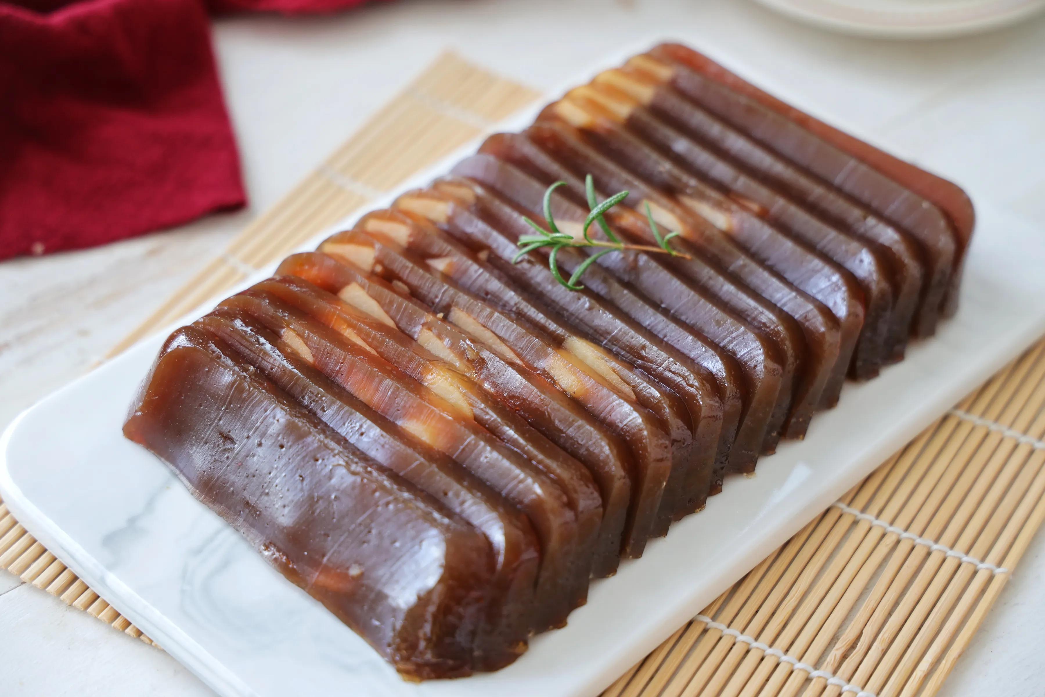 特别适合家宴上的一道甜品，Q弹有嚼劲，不甜不腻，解馋又解腻