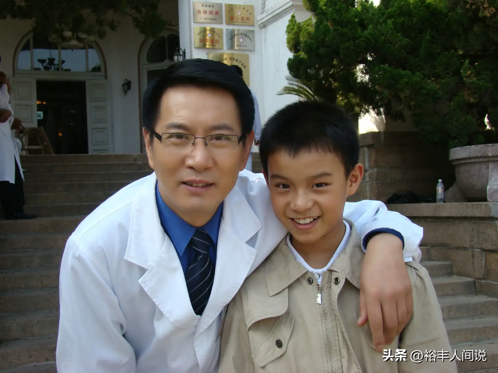 51岁姚刚现身小理发店！满脸堆笑T恤湿透，“赖”着不走蹭空调