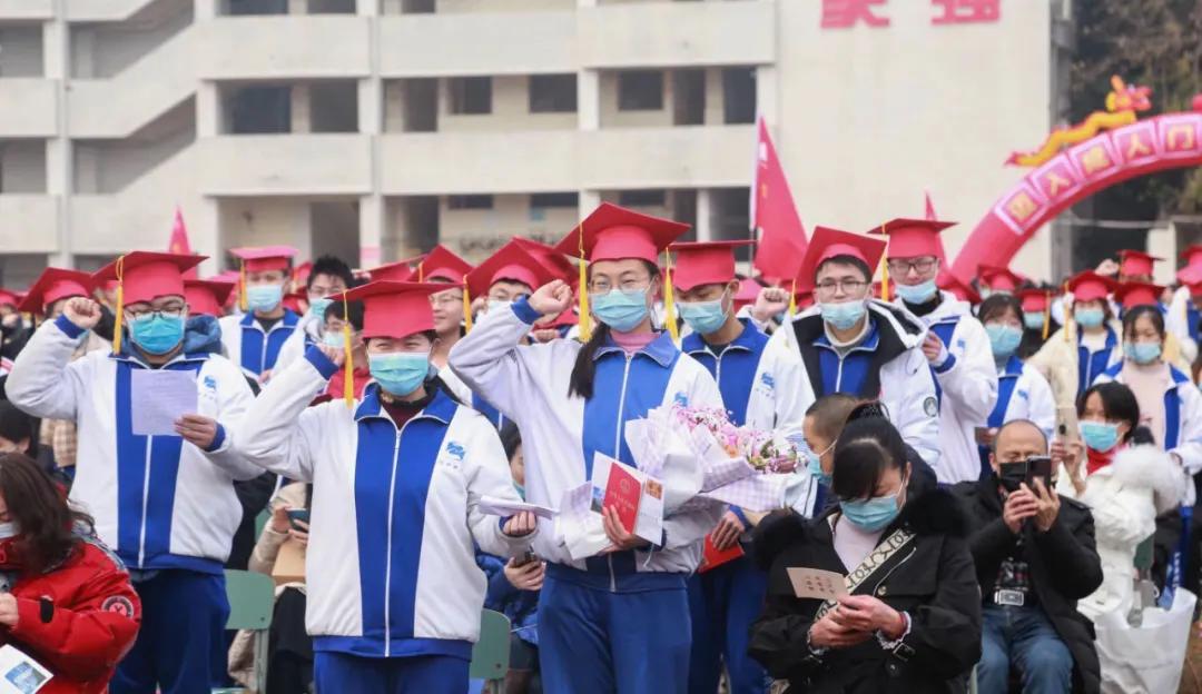 閬中中學(xué)舉行高三學(xué)生成人宣誓儀式(圖19) 閬中中學(xué)舉行高三學(xué)生成人宣誓儀式(圖19)