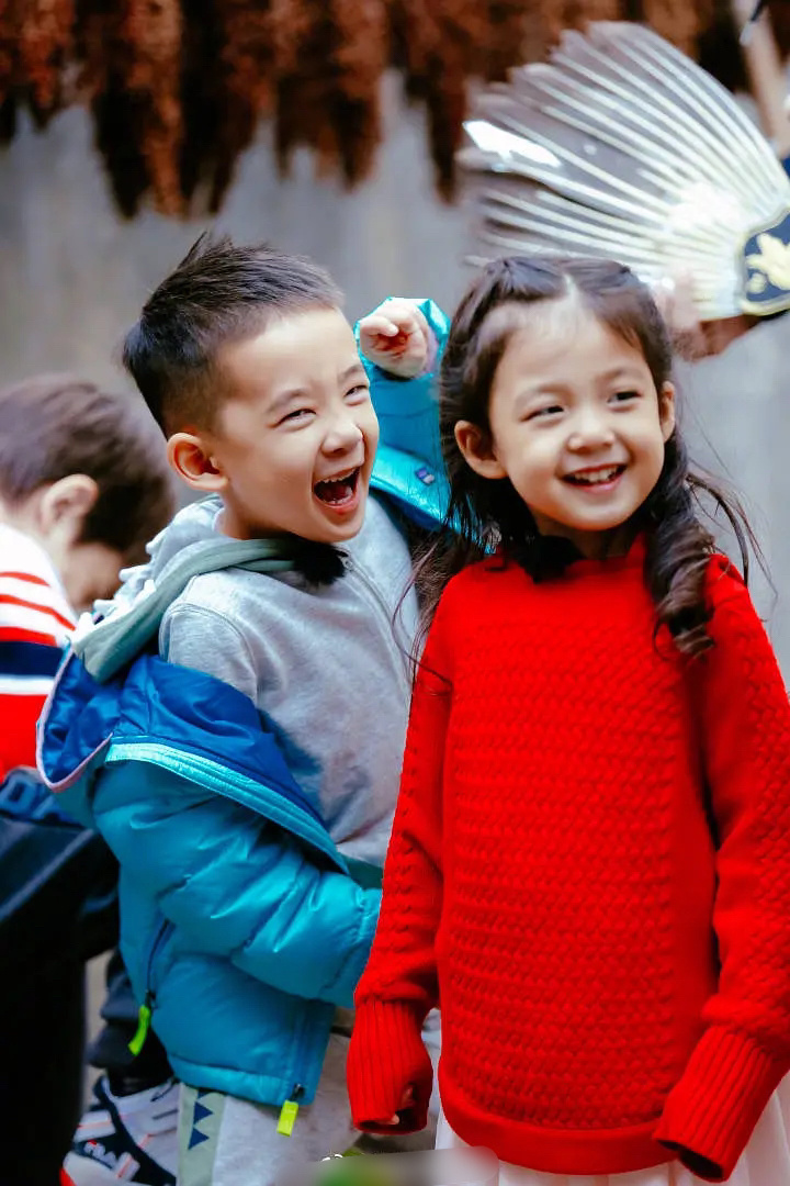 吴尊晒爸爸5重聚照，NeiNei小泡芙Jasper开心同框，等比例长大