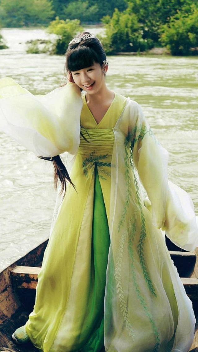 小彩旗：在春晚“一转出名”，却放弃跳舞逐梦演艺圈，如今怎样？