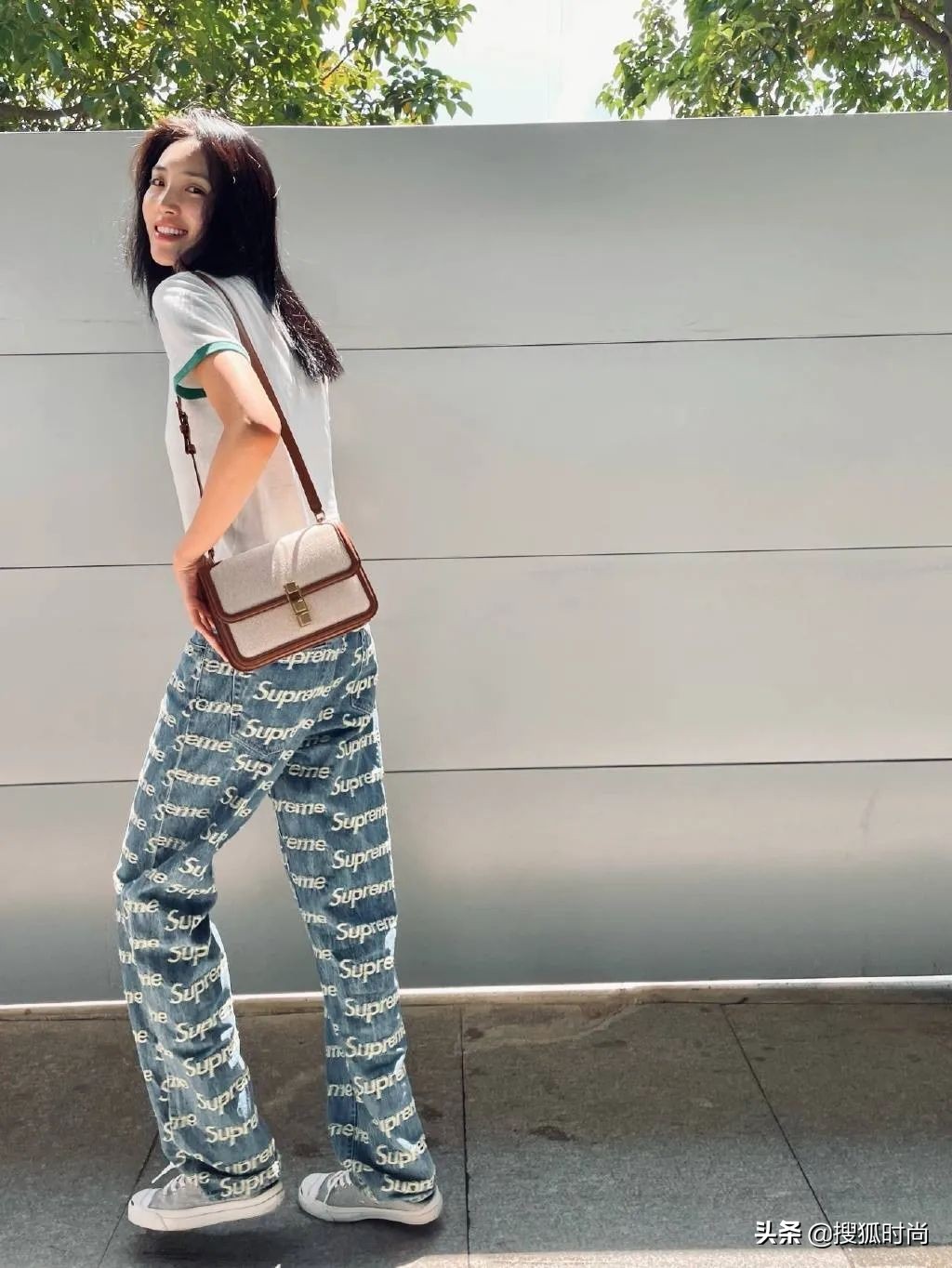 王紫璇《野蔷薇》造型好惊艳，复古卷发又美又飒，甜美帅气两不误