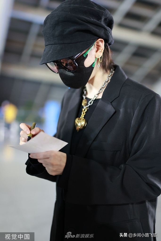 陈小纭现身机场全黑打扮精致 遇粉丝签名拥抱有爱互动