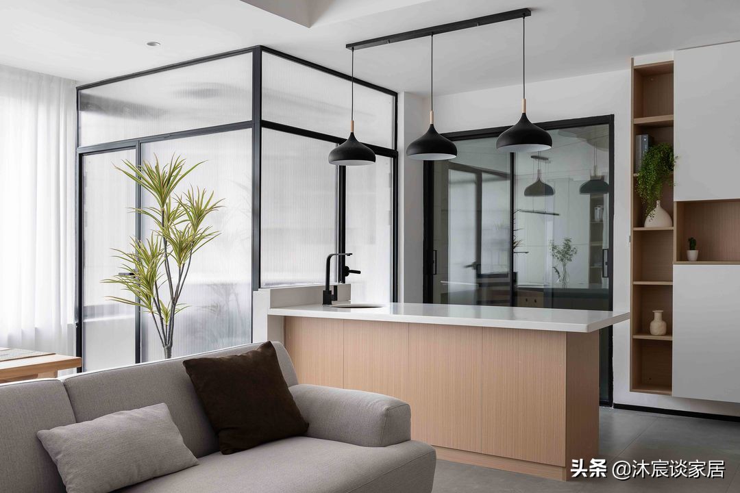 重庆夫妻的新家，因太会装修而走红，凭白墙与原木就让家温馨治愈