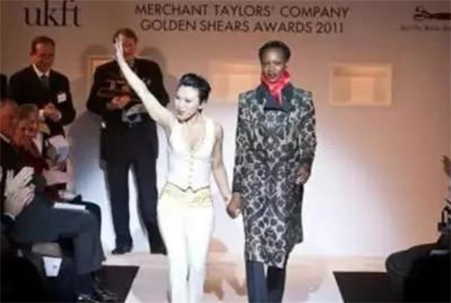 这个东北女孩，在英国上演逆袭童话，查尔斯王子曾找她定制礼服