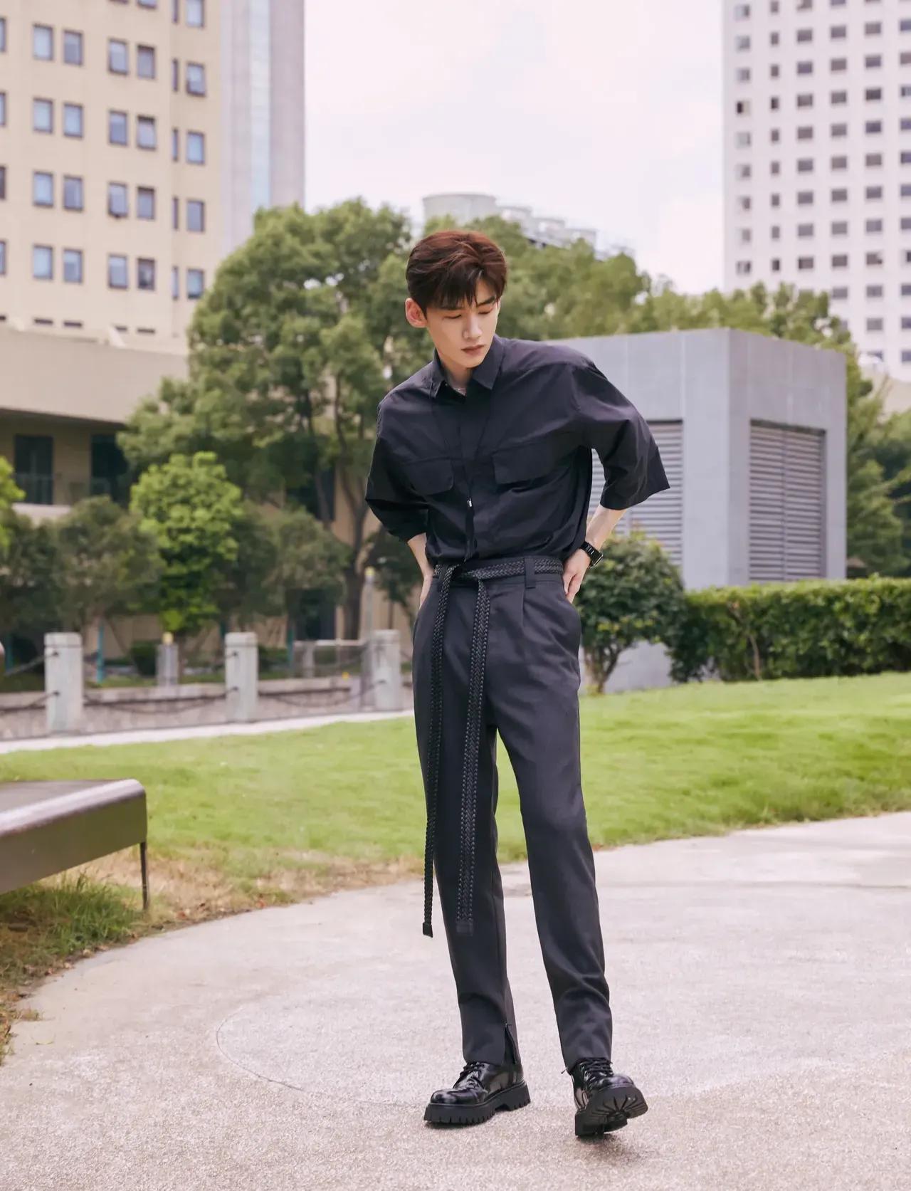 白敬亭黑色系又酷又帅，挺拔阳光，帅气的少年