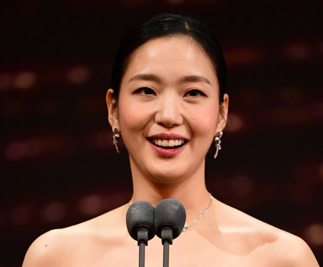 韩国青龙大赏明星生图！没了滤镜颜值集体掉线，金高银发际线堪忧