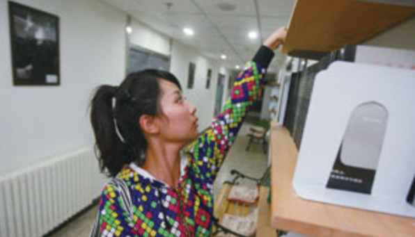 明星校园生活大不同！AB一周10块钱，郑恺开豪车上学，杨紫接地气