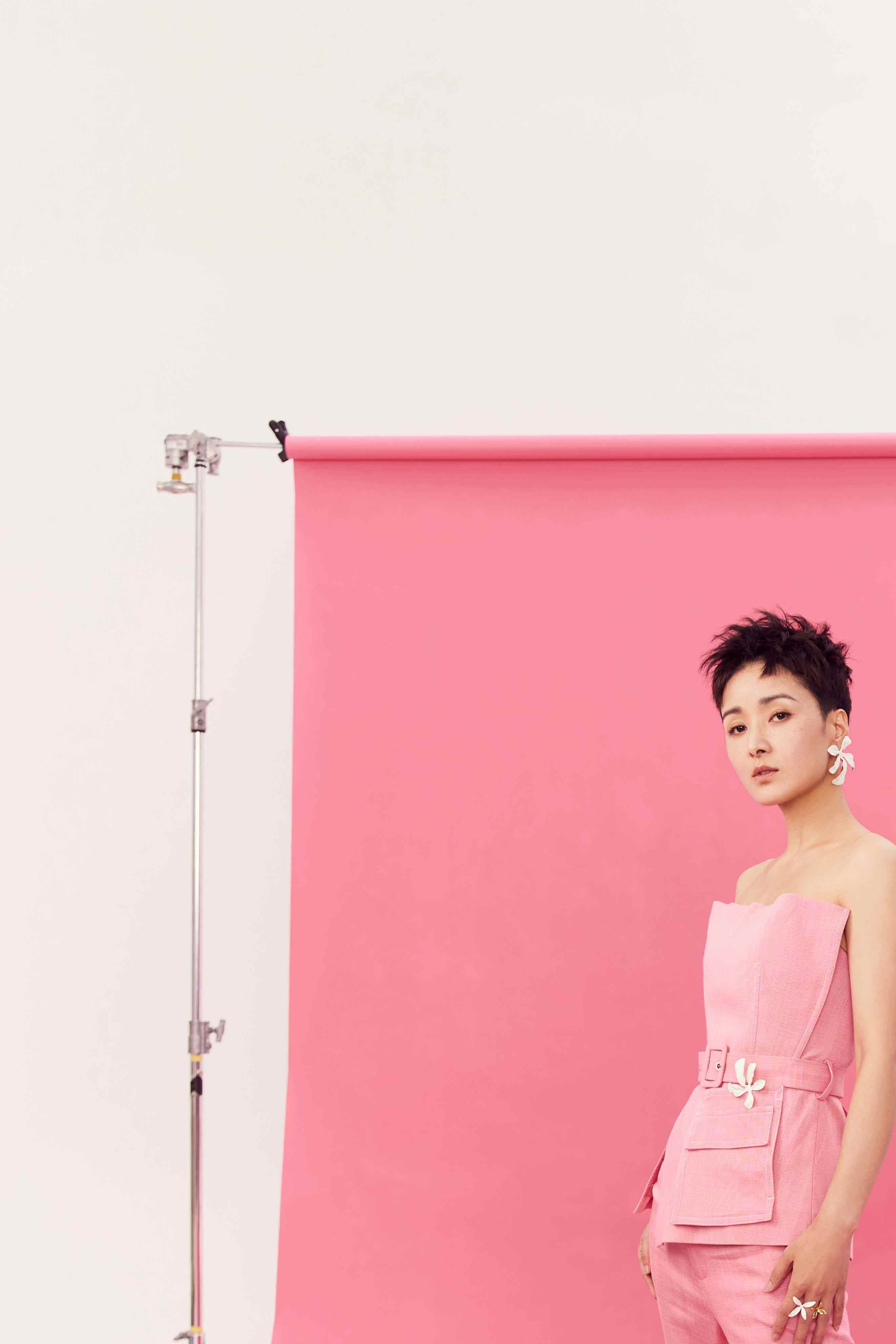 黄曼520大片释出 利落短发甜酷飒爽