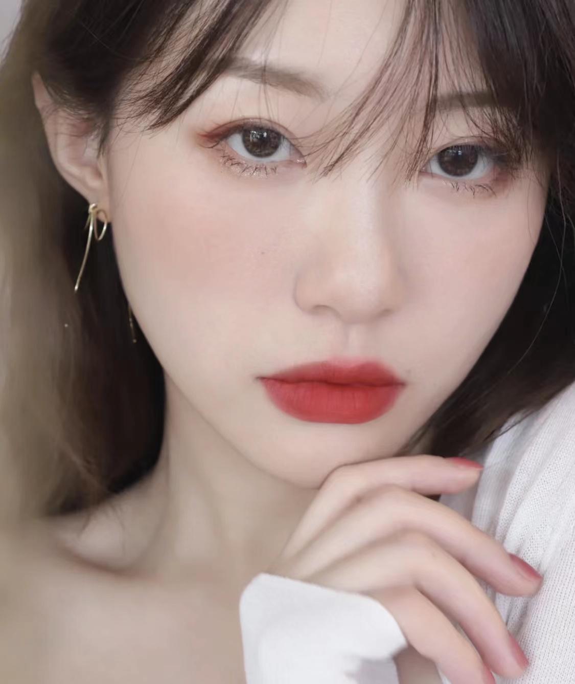 建议"肤色暗黄"的女人,春天涂这几支口红,时髦又显白减龄