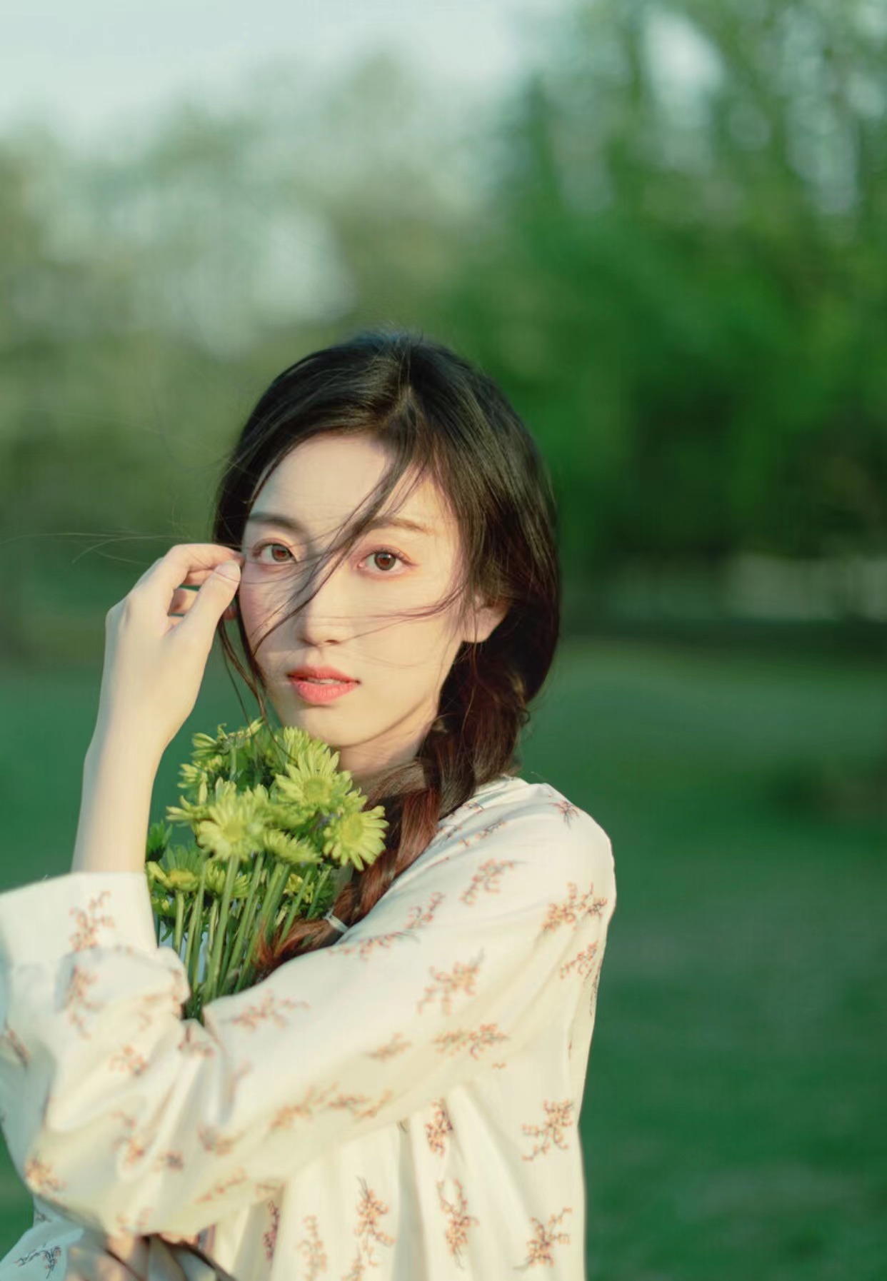 樹林拍照，如何拍得清新漂亮又有氛圍？8個技巧玩轉(zhuǎn)樹林美女人像
