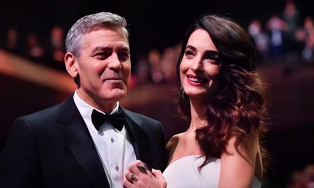 最美律师艾莫：打败21位情敌让奥巴马作证，治好恐婚症奥斯卡影帝