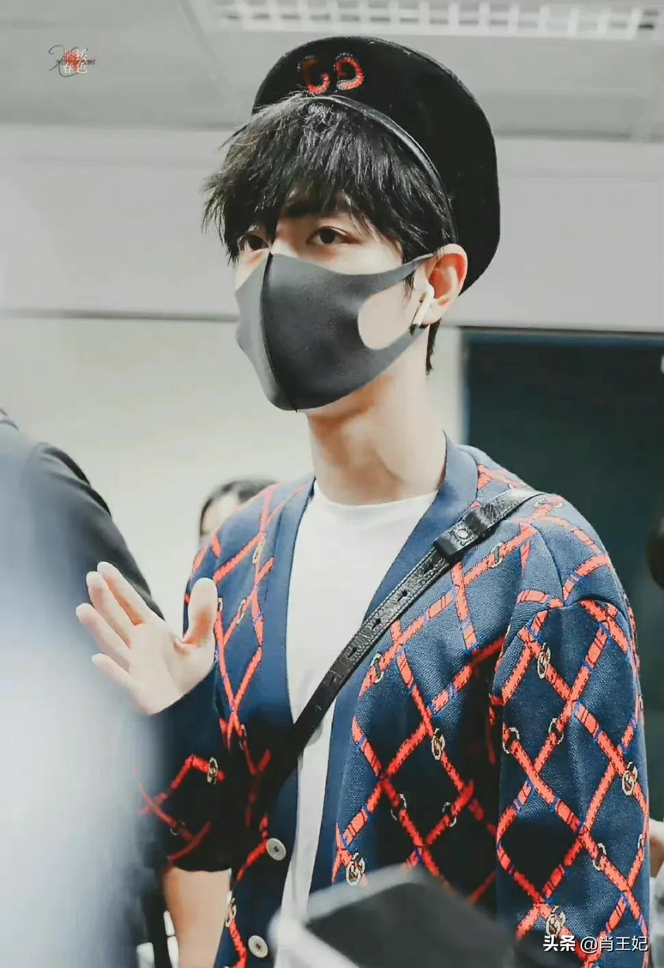 桃桃的一组生图,肖战的眼睛真好看,灵气逼人鲜花与少年绝配