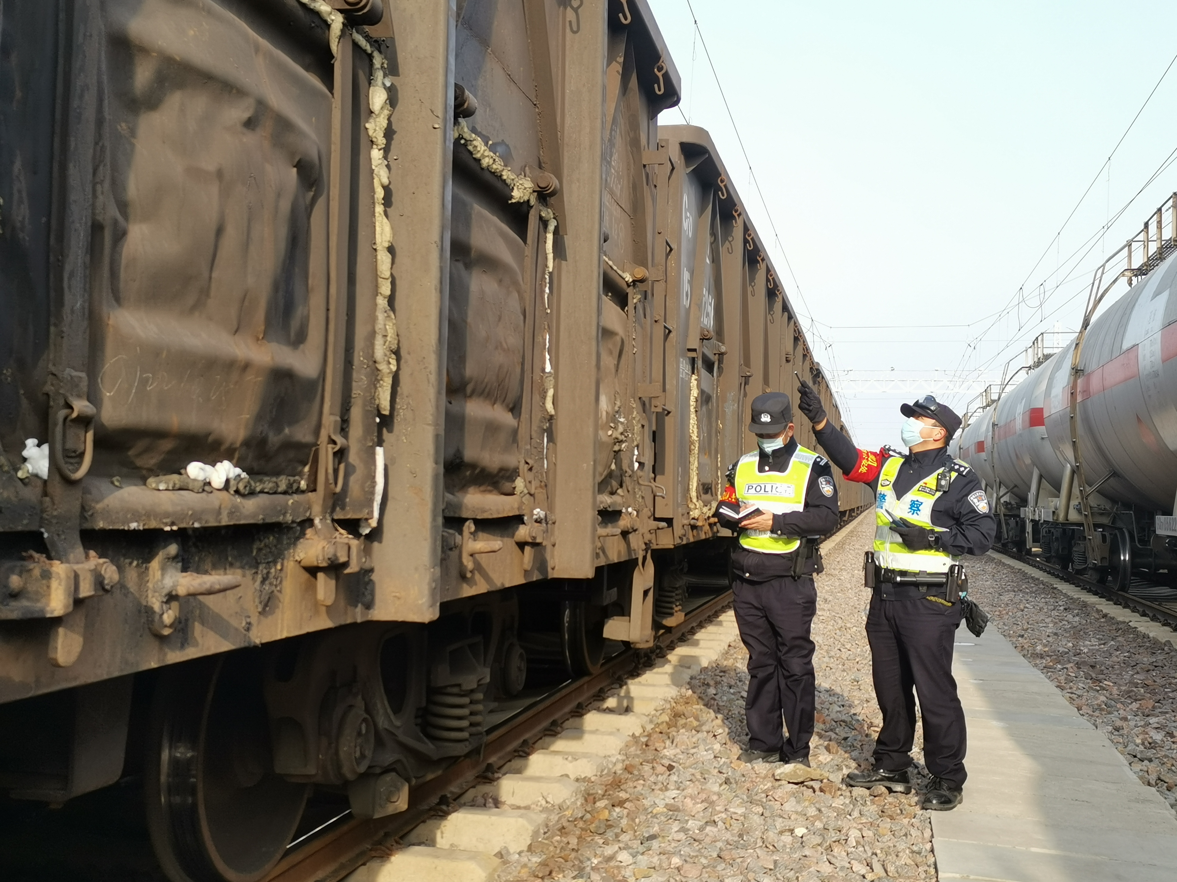 延安铁警护航“北煤南运”战略大通道万吨重载列车 一日由陕蒙抵达华中