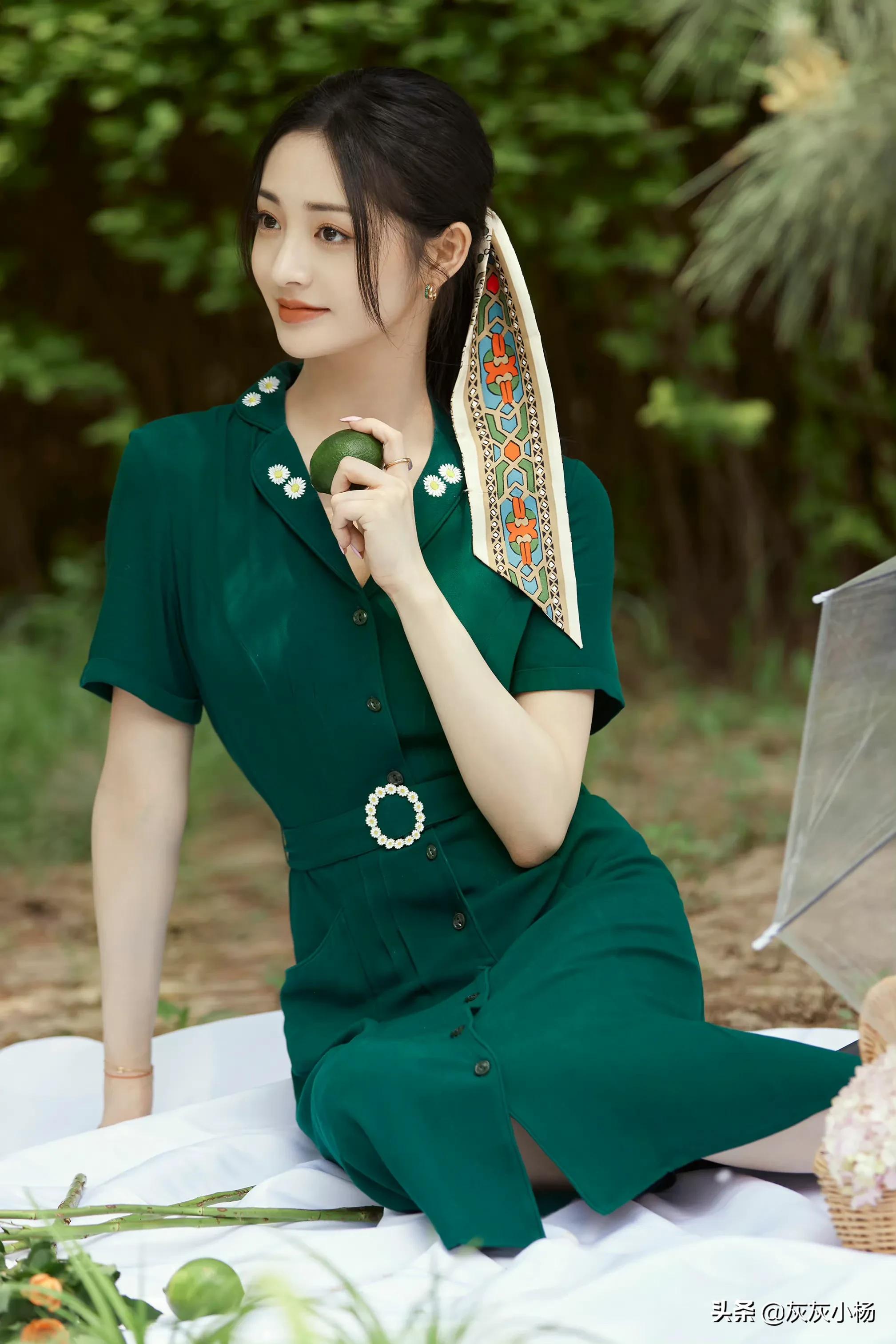 周洁琼，V领绿色长裙