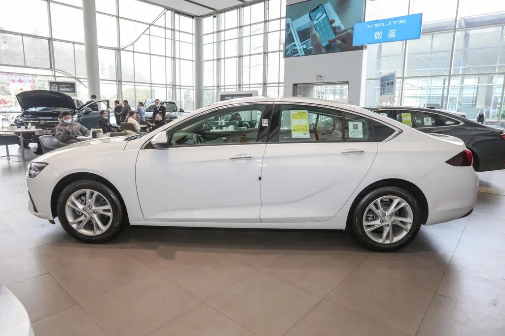 实拍2022款别克君威,19.68万起,车长超4米9配9at,值不值?