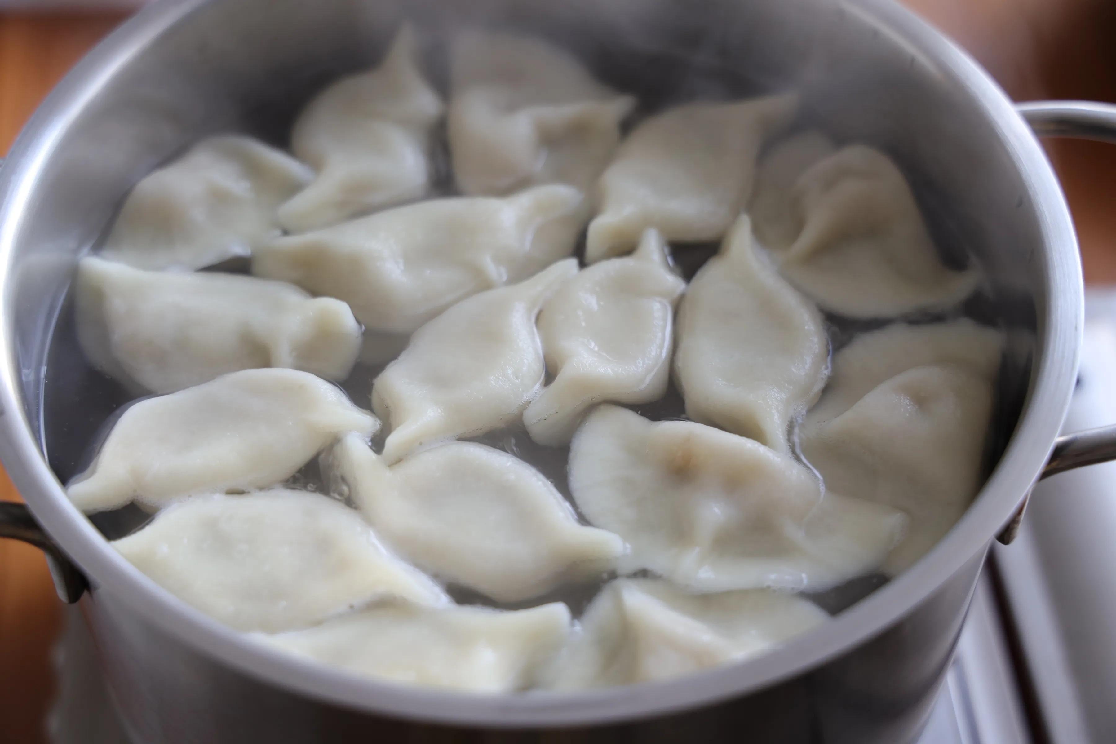 冬至要吃饺子，试试猪肉大葱饺子吧，看着非常精致，吃起来超香