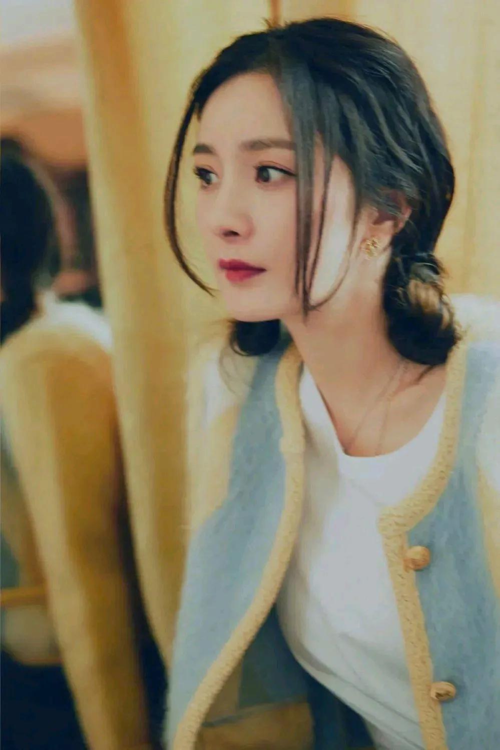 杨幂双尾麻花辫少女风—清新装扮，青春靓丽，俏皮灵动