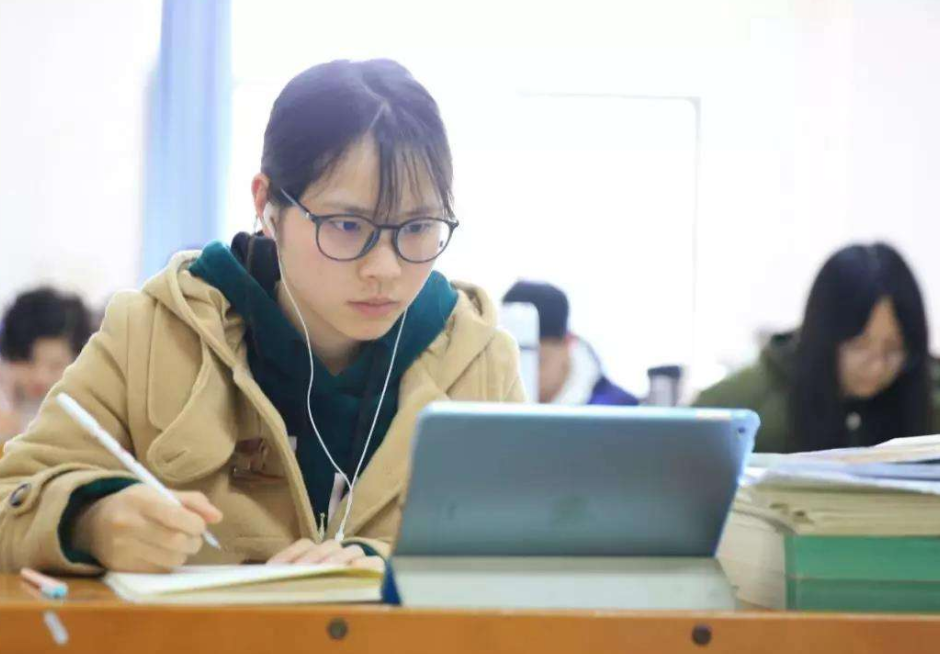 江苏一高校现学霸宿舍，8名室友全部保研名牌大学，真是羡煞旁人