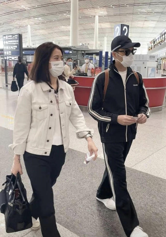 袁咏仪张智霖不愧是“神仙眷侣”，穿牛仔外套走机场，低调又大气